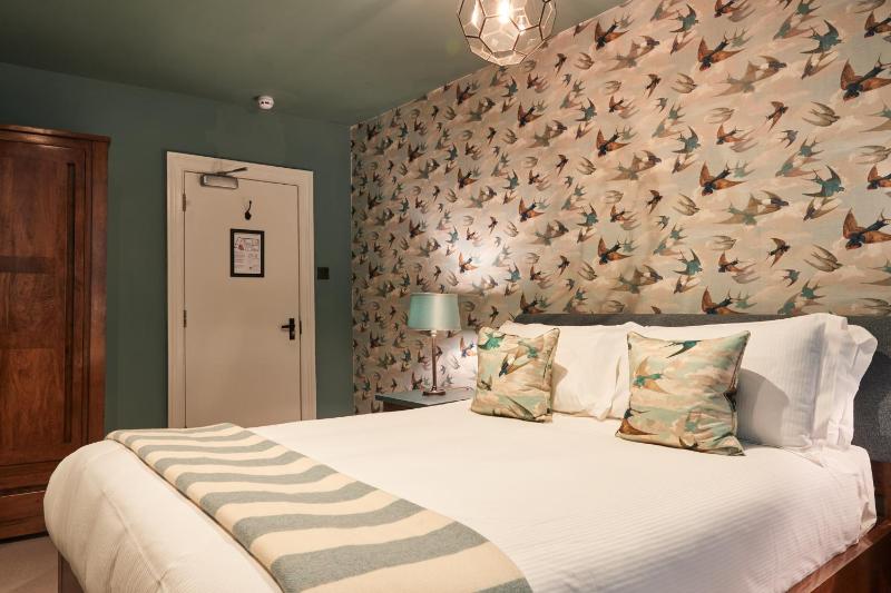 Superior King Room image 3