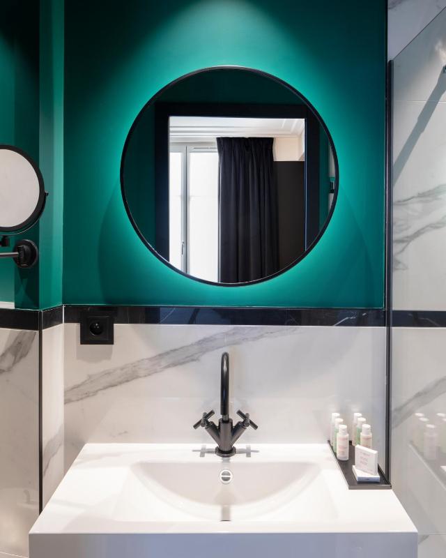 Classic Twin Room image 2