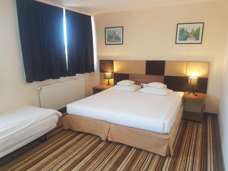 Standard Triple Room image 2