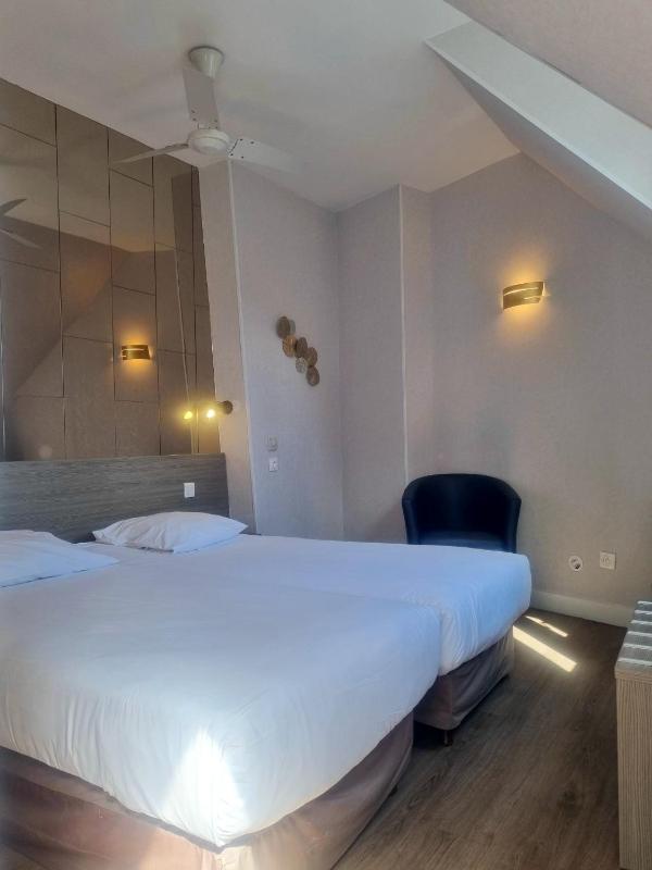 Superior Twin Room image 3