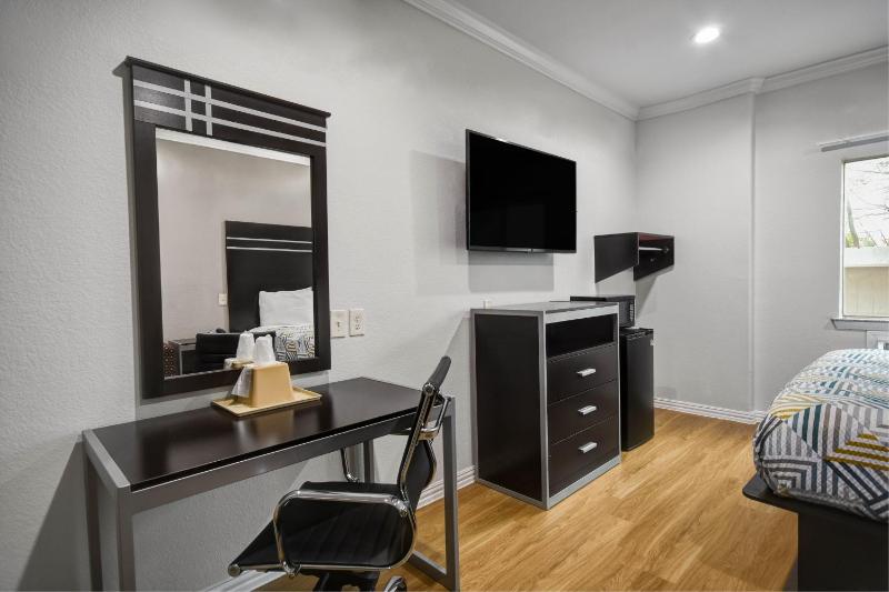 King Room - Non-Smoking image 3