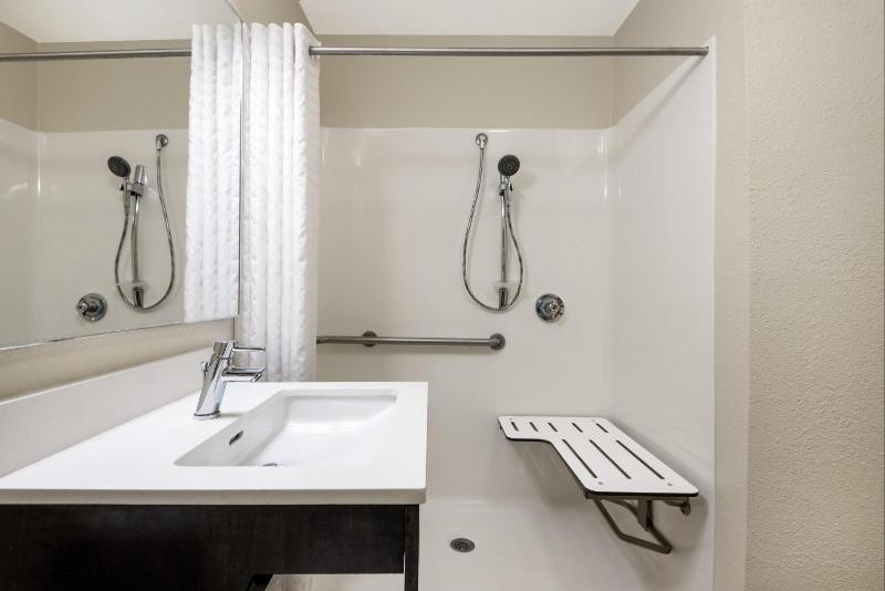 Queen Studio Suite - Mobility Access Roll in Shower/Non-Smoking image 2