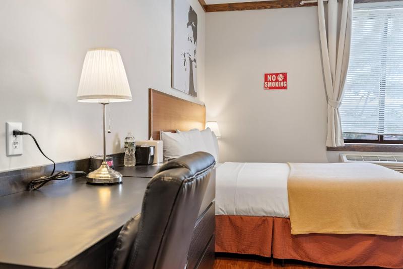 Classic Double Room image 3