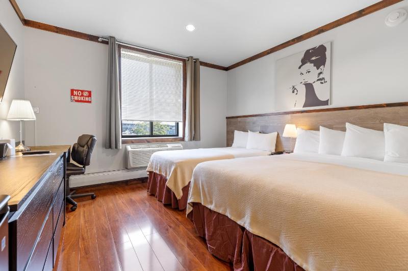 Deluxe Family Suite image 2