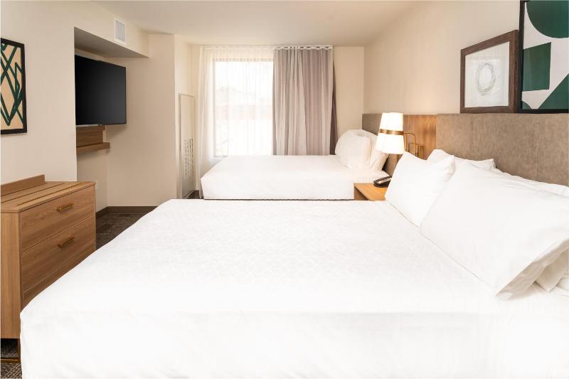 Two-Bedroom Suite with One King, Two Queen and Sofa Bed image 4