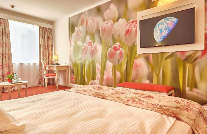 Deluxe Double Room with sofa Palace of Parliament view image 4