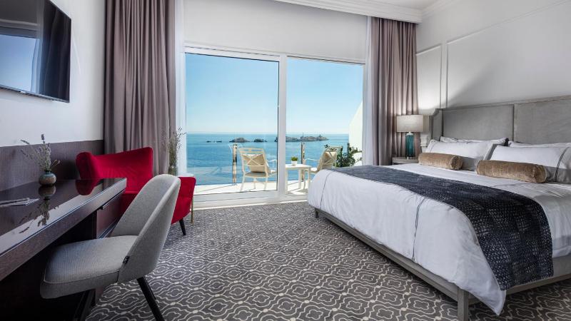 Luxury King Room with Sea View and Balcony image 1