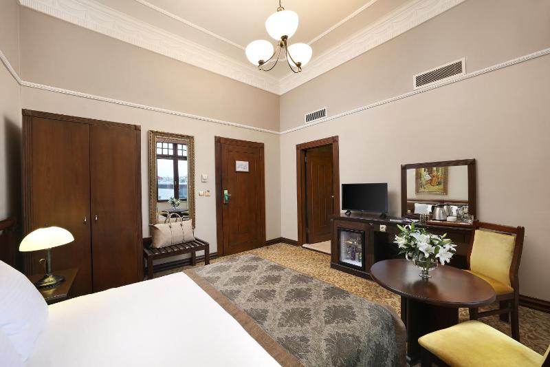 Deluxe Room with Bopshorus view, King or Twin image 3