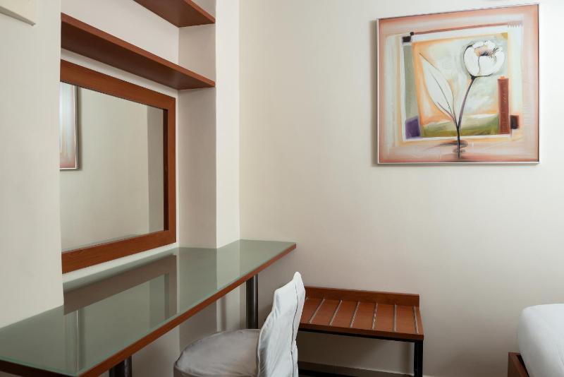 Economy Room image 3