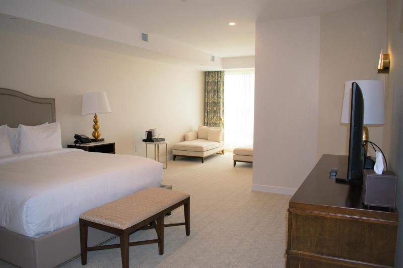 King Room with Lake View image 4