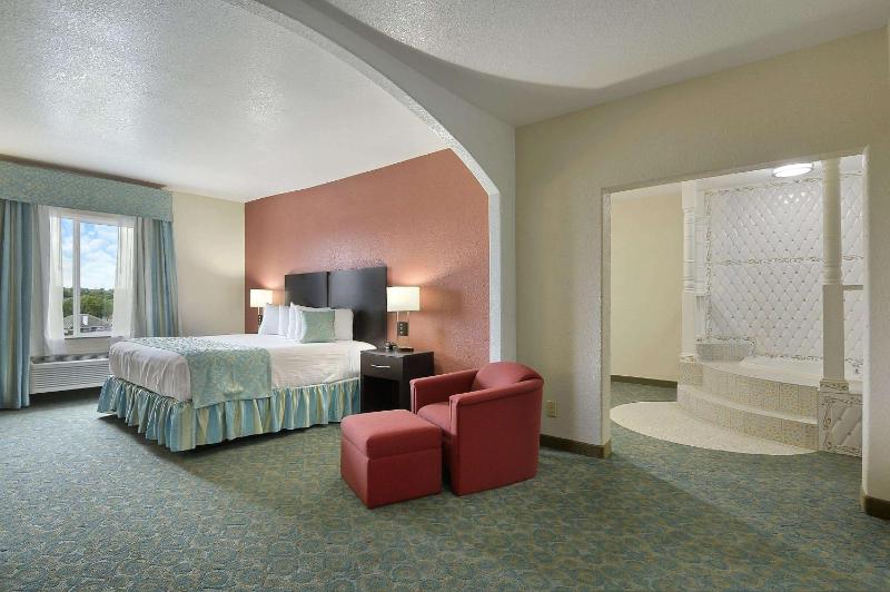 King Studio Suite with Hot Tub - Non-Smoking image 2