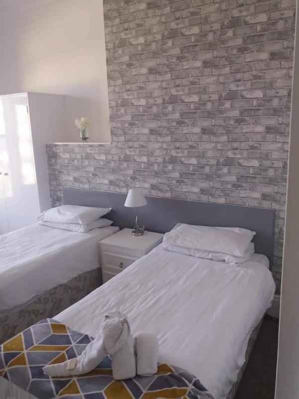 Twin Room with Sea View image 4