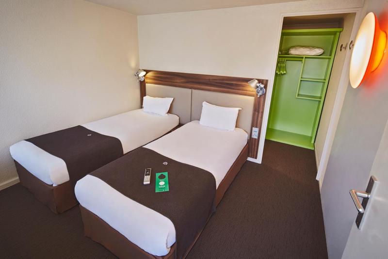 Twin Room image 4