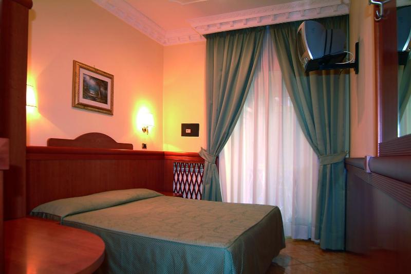 Large Quadruple Room  image 4