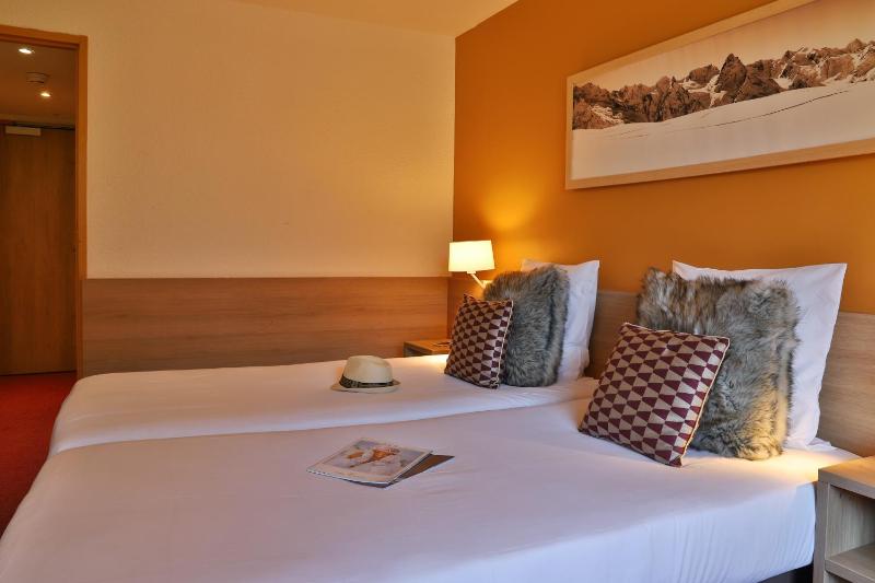 Twin Room with Extra Bed image 1