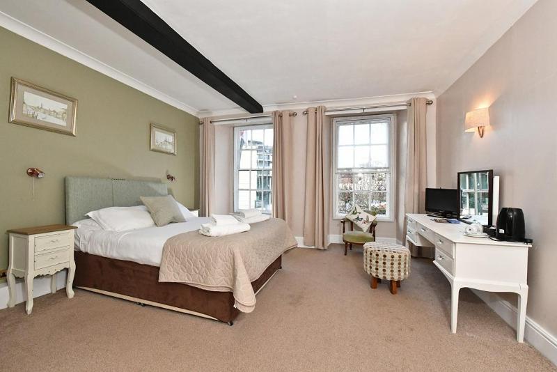 Standard Double Room image 3