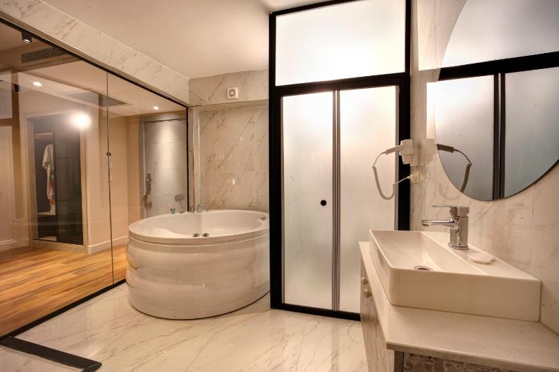 King Room with Spa Bath image 4