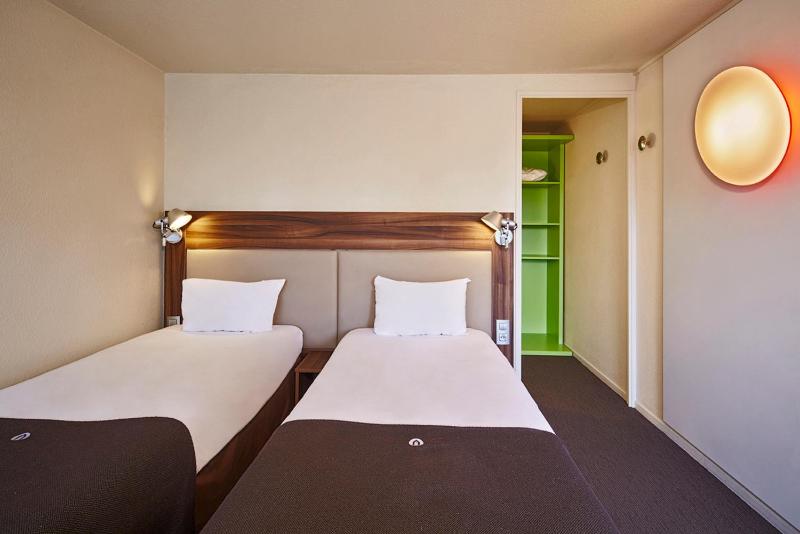 Twin Room image 3