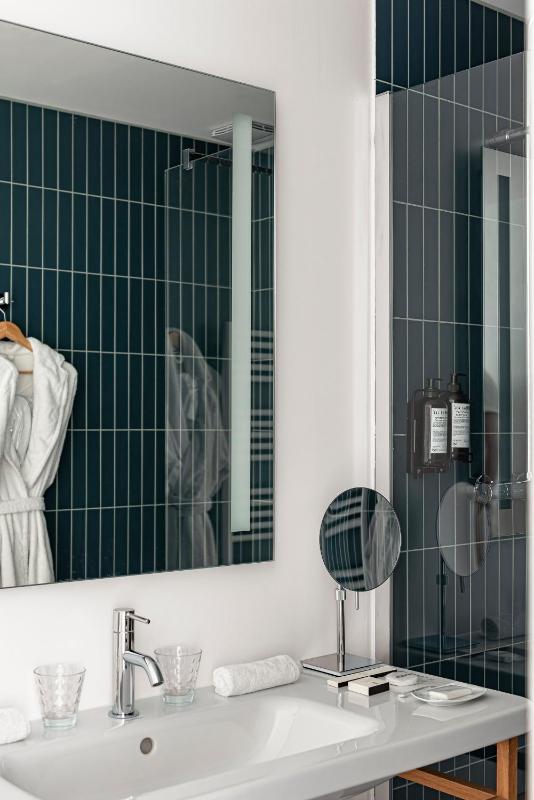 Double Room with Balcony image 3