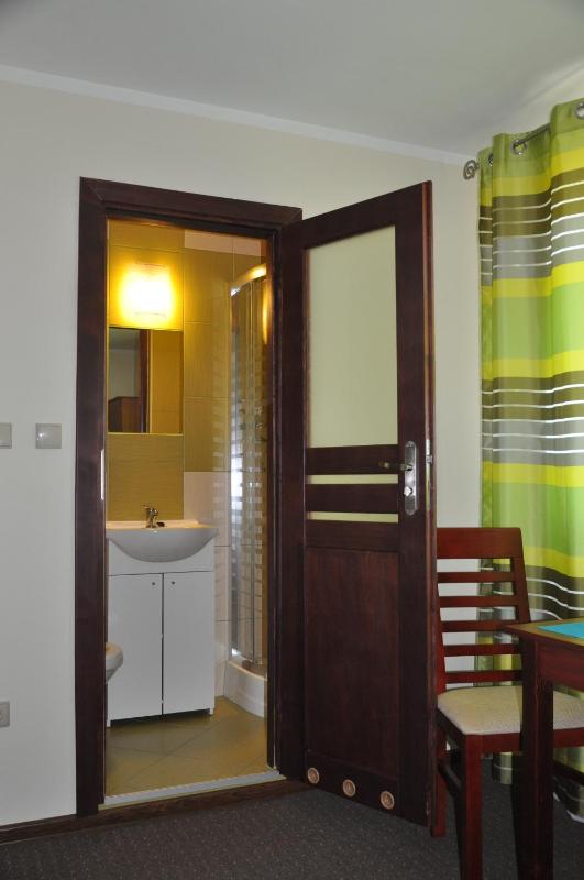 Basic Twin Room image 3