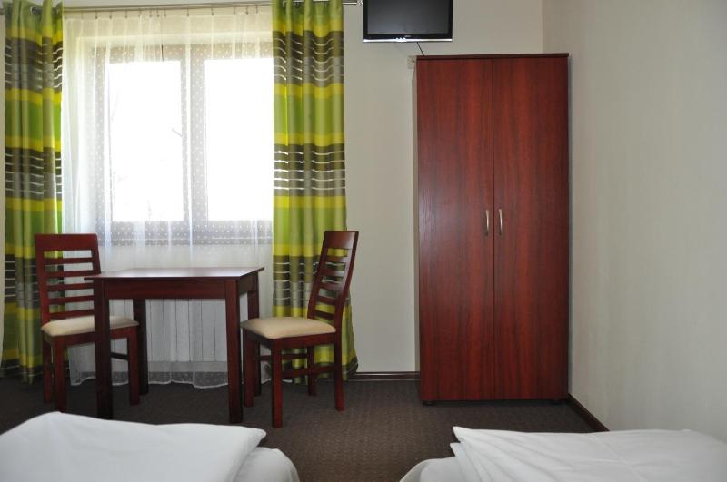Basic Twin Room image 2