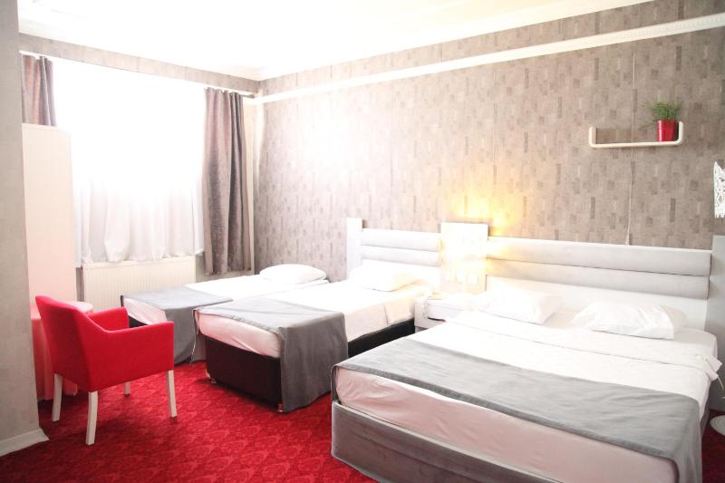 Standard Triple Room image 2