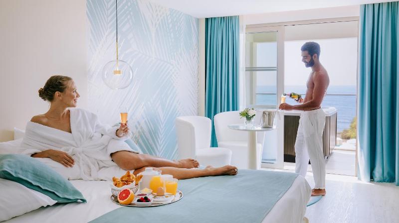Junior Suite with Sea View and Private Outdoor Hot Tub image 2