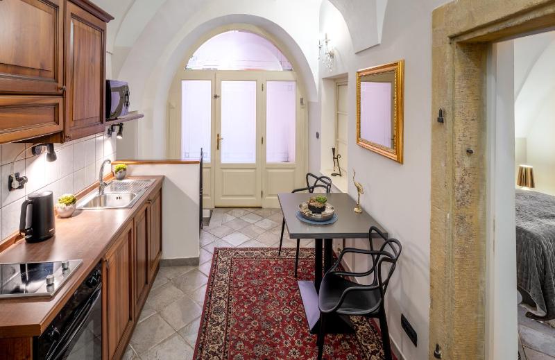 Deluxe Studio image 3