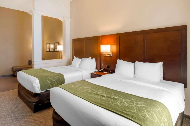 Queen Suite with Two Queen Beds - Non-Smoking image 4