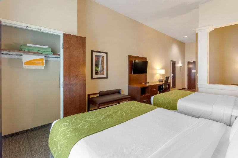 Queen Suite with Two Queen Beds - Non-Smoking image 3