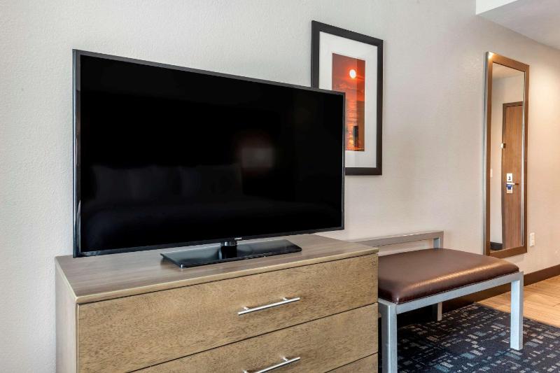 King Suite - Non-Smoking image 3
