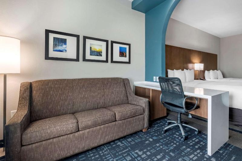 Queen Suite with Two Queen Beds - Non-Smoking image 3