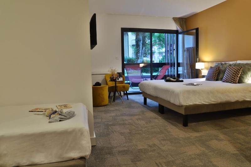 Double Room with Extra Bed image 4