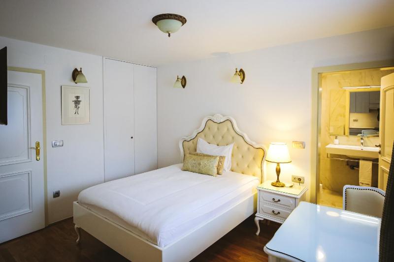 Queen Studio image 2