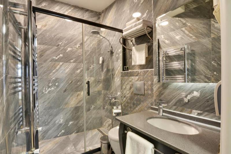 Large Double Room image 1