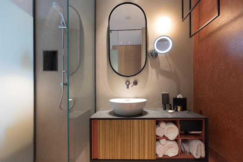 Standard Twin Room image 1