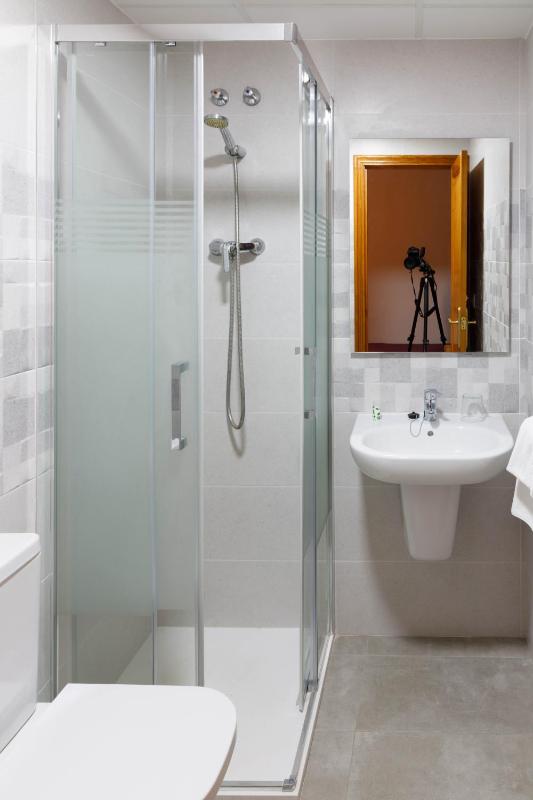 Budget Single Room image 3