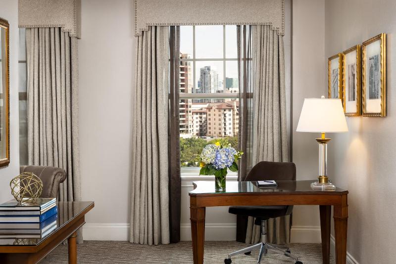 Deluxe King Room image 4
