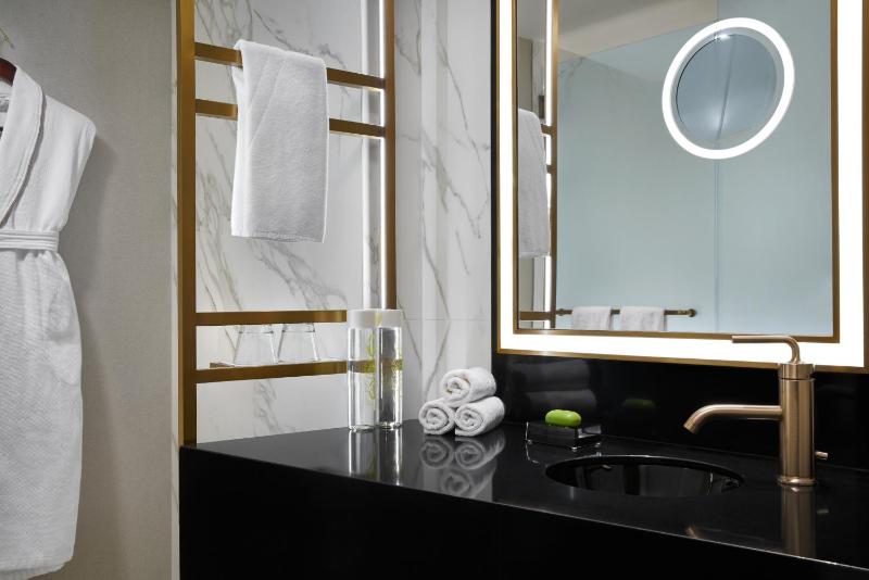 Standard King Room image 3