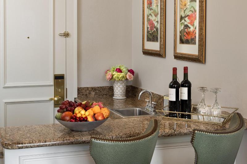 Deluxe Suite image 2