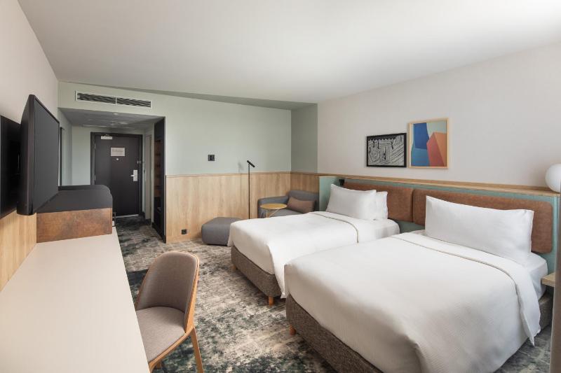 Standard Twin Room image 3