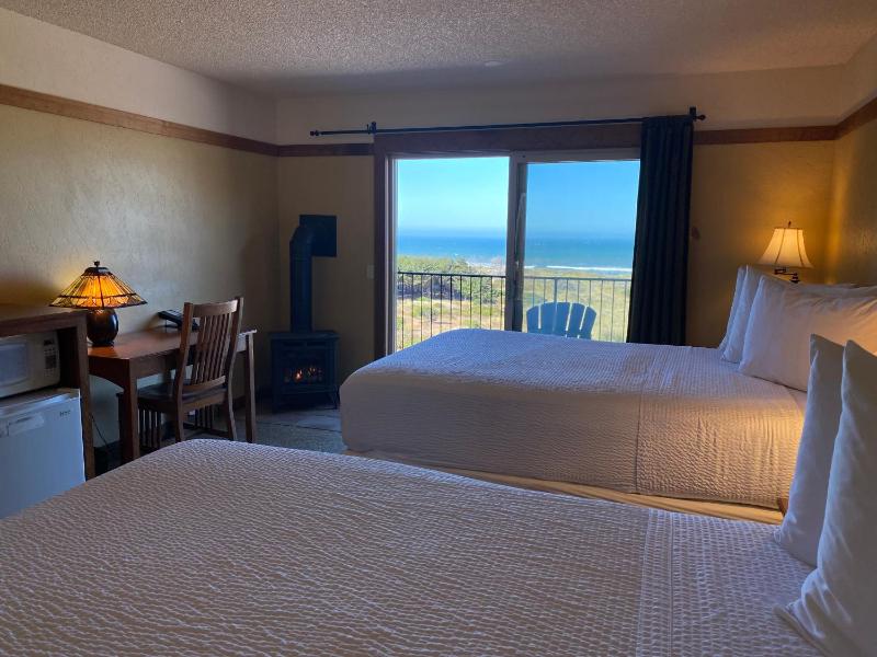 Deluxe Double Room with Sea View image 4