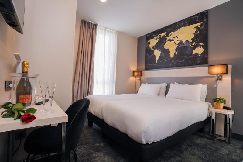 Standard Double or Twin Room image 4