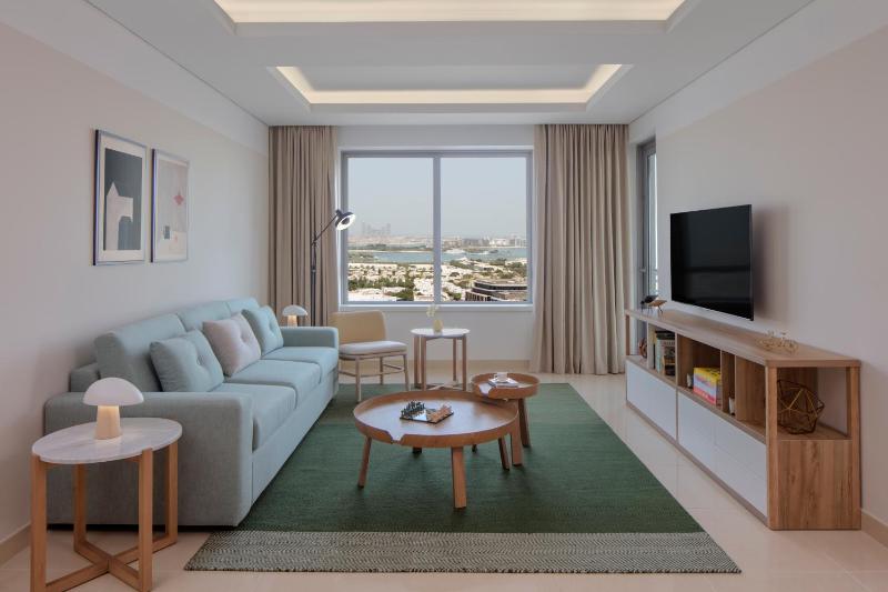 One-Bedroom King Suite - High Floor image 3