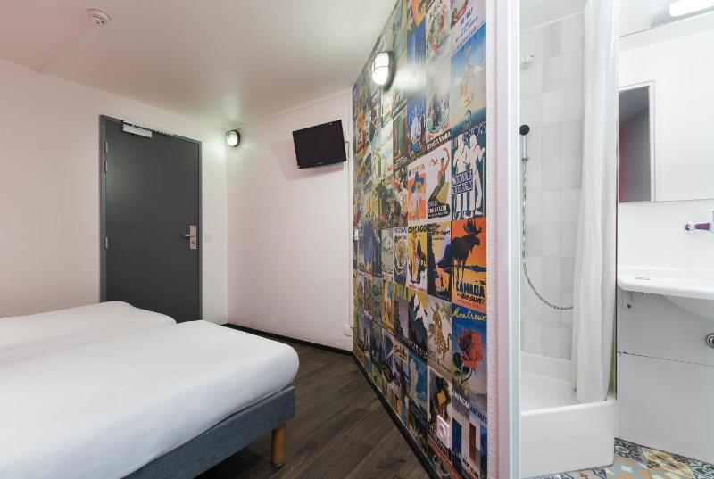 Cabrio Twin Room with Bathroom image 4