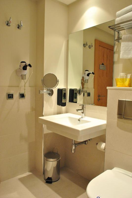 Twin Room with Balcony image 3