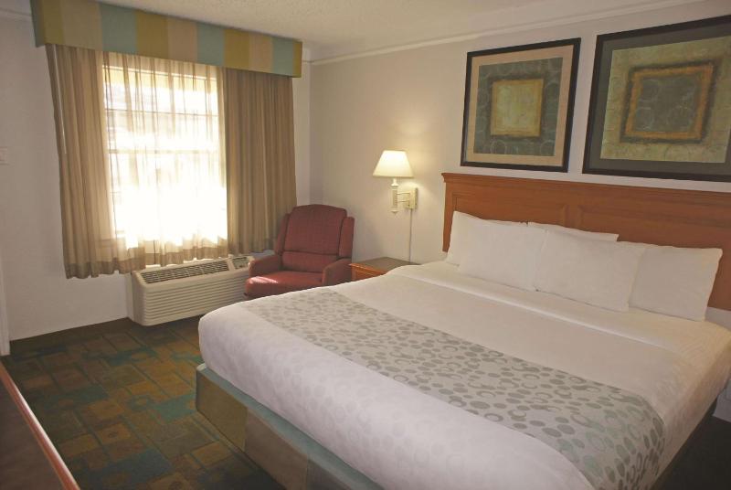 La Quinta Inn & Suites by Wyndham Austin Oltorf - image 29