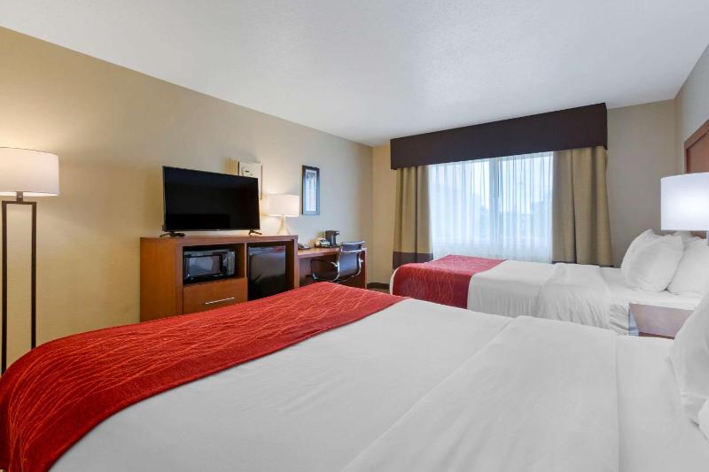 Queen Room with Two Queen Beds - Non-Smoking image 4