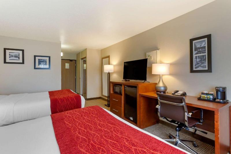 Queen Room with Two Queen Beds - Non-Smoking image 3