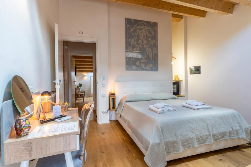 Deluxe Double Room with Bath image 4